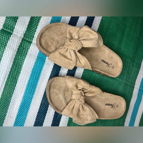 🎉✨ FOREVER LINK- Ingrid Bow Tan Suede Slide Sandals Women's Size 10 NWOT - Picture 3 of 15